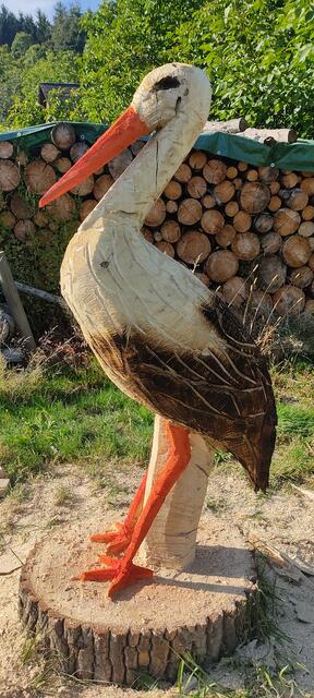 Eine geschnitzte Storchen-Figur, verkündet die Geburt eines neuen Erdenbürgers. | Foto: Günther Koch 