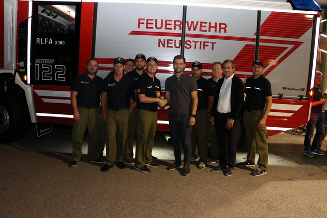 Bürgermeister Christoph Bauer übergab den Schlüssel symbolisch. | Foto: Foto: FF Neustift