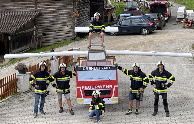Die "Drehleit-Air" der Freiwilligen Feuerwehr Weißenbach bei Haus hebt diesen Sonntag beim Red Bull Flugtag ab.  | Foto: Schneeberger