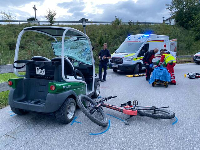 Der Fahrradlenker wurde mit schweren Verletzungen ins LKH Innsbruck gebracht. | Foto: ZOOM.Tirol