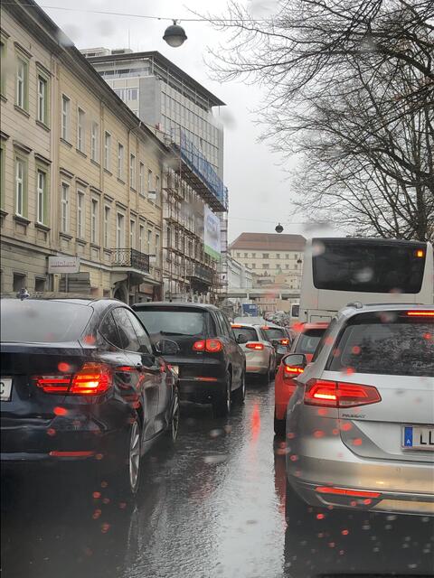 Sollen die Klimaziele bis 2030 erreicht werden, müssten 150.000 Autofahrten in Linz pro Jahr auf andere Verkehrsmittel verlagert werden. | Foto: Baumgartner/BRS