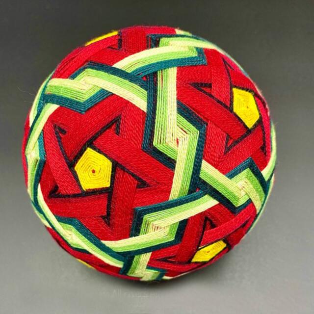 Dieses Unikat war in der Ausstellung "Höhere Mächte" im Kunsthistorischen Museum in Wien zu sehen.
Martine Roovers lehrt die Kunst der Herstellung von Temari Kugeln.