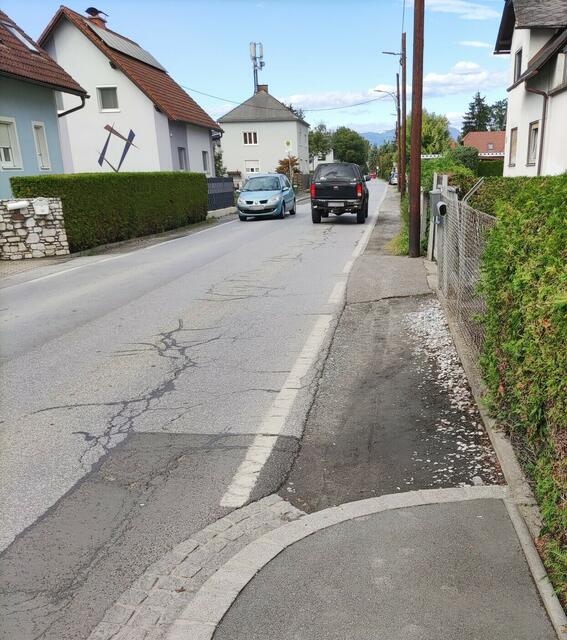Kein Gehsteig, kein Radweg: Die dicht befahrene Rudersdorfer Straße ist nicht nur aufgrund ihrer Enge eine Gefahrenstelle. | Foto: Scheipel