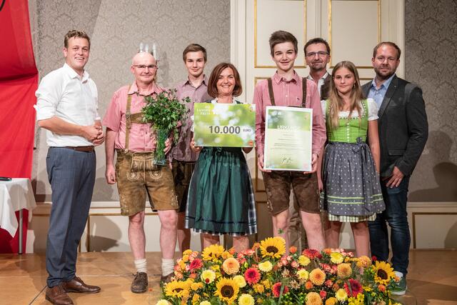 Landesrat Stefan Kaineder (links) mit Preisträger Wolfgang Mader (2.v.l.) und dessen Familie sowie seinem Berater Manuel Böhm (rechts) | Foto: Land OÖ/Lisa Schaffner