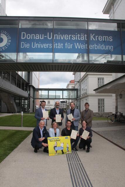 Reihe v. l. nach r (gehockt): Martin Lammerhuber (K.R.N.), Michaela Hahn (MKM NÖ), Erich Kirchner (MS Wilhelmsburg), Claudia Krones (Leiterin MS Traisen)
Reihe v. l. nach r: Rudolf Ringer (Leiter MS Lilienfeld), Lukas Reckenzain (Leiter MS Wilhelmsburg), Matthias Schwetz (Leiter MS Böheimkirchen), Andreas Weiss (MKM NÖ) | Foto: MKM