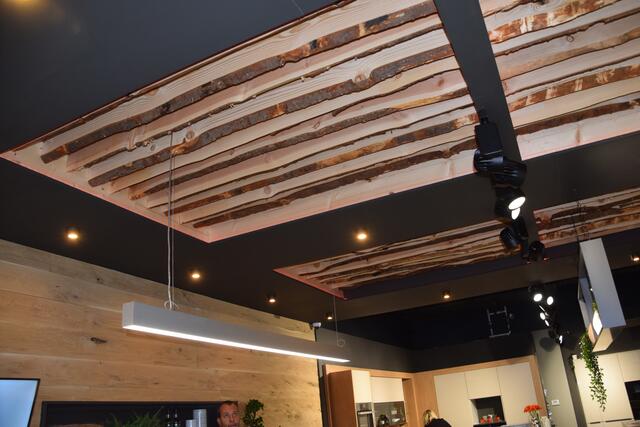 Die kreative Deckenkonstruktion im Küchenstudio wurde von den beiden DAN Mitarbeitern Marco Musil und Sebastian Cesarec selber geplant und installiert. | Foto: Meerkötter