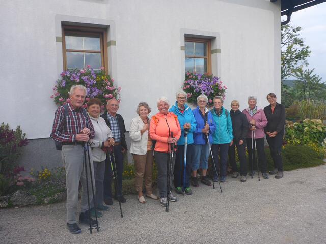 Bei der Jausenstation Hollaus: Hannes Gaisbauer, Hermine Krippel, Herbert Thalhammer, Renate Sandler, Veronika Gerl, Erika Schwarzer, Inge Rothkröpfl, Sylvia Fallmann, Judith Pradl, Monika Schierer, Helga Beyerl