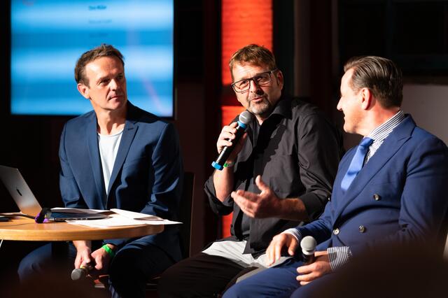 Von links: Fotoschulleiter Kurt Hörbst und Peter Hofstätter mit Tabakfabrik-Mastermind Chris Müller. | Foto: Elisabeth Mandl