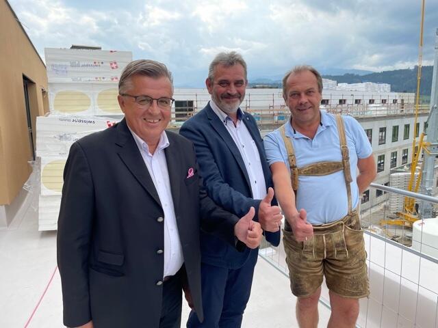 Projekt-Initiator Fritz Grillitsch mit Bürgermeister Gernot Lobnig und Baumeister Michael Stvarnik informierten über weitere Pläne. | Foto: Pfister