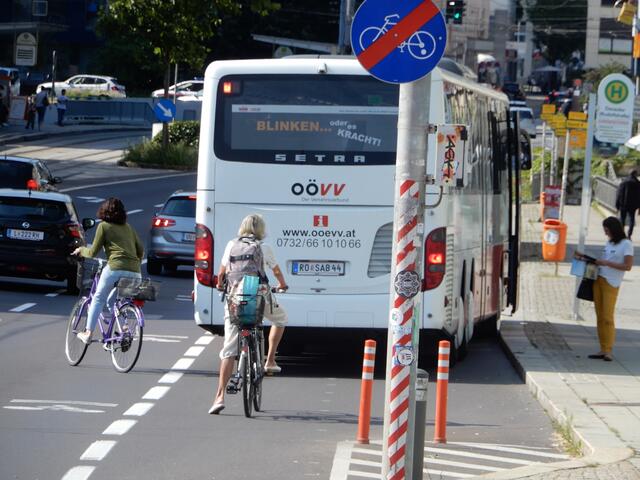 Wer von der Nibelungenbrücke Richtung Urfahr mit dem Rad unterwegs ist, landet mitten im Autoverkehr. Ein langjähriges Problem, dass laut den Verantwortlichen wohl erst nach Fertigstellung des Westrings gelöst werden kann.  | Foto: Radlobby Linz