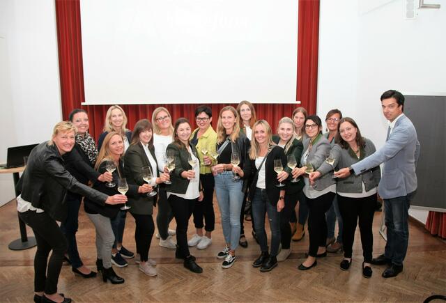 Zuversichtlich stoßt das Team auf die neue Südsteiermark an, die führende Region für Genuss und Kulinarik in Österreich, geprägt durch Weinbau, ein spezielles Lebensgefühl und höchsten Qualitätsanspruch an Destinations-Management, Betriebe und Ausflugsziele. | Foto: Rumpf