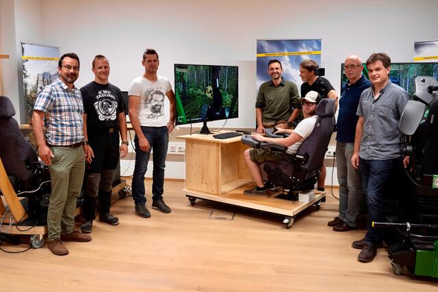 Florian Hader (fachlicher und pädagogischer Leiter der Ausbildungsstätte - ganz links im Bild) und das Team mit dem Simulator. | Foto: Waldcampus Österreich