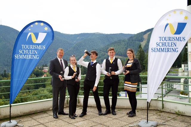 Fachvorstand Thomas Gasteiner, Jeanine Wiedenhofer, Bernhard Seitz, Nicolas Weidacher und Nicole Steiner, welche die Idee für die Wasserflaschen hatte.