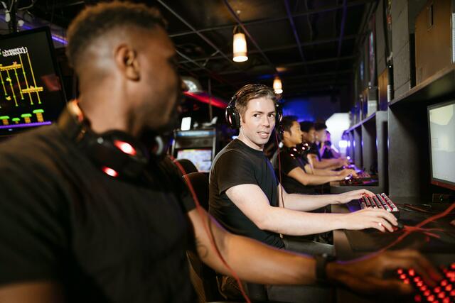 Ein eigener E-Sports-Corner wartet auf die Teilnehmer des großen Sport-Gipfels am Dienstag. Wer sich mit Gegnern messen will, ist genau richtig.
