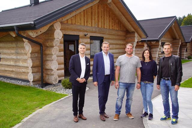 After-Work Eröffnung mit Wirtschaftskammer-Obmann Andreas Höllinger, Landtagsabegeordneter Georg Ecker, den Gastgebern Manuel Binder und Jasmin Greiner und Schwarzenbergs Bürgermeister Michael Leitner.   | Foto: Helmut Eder