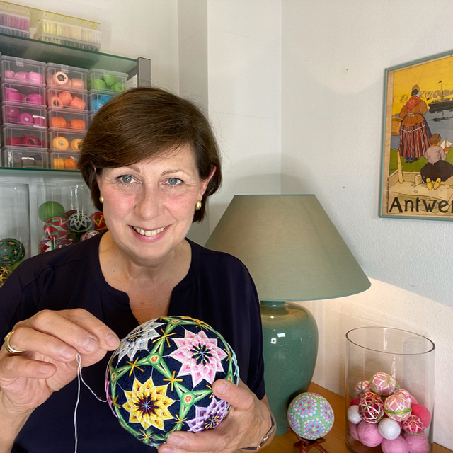 Martine Roovers lehrt die Kunst der Herstellung von Temari Kugeln.