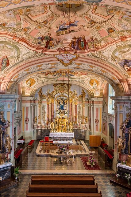 Kirchenführerin Gabriela Kleindienst nimmt die Besucher am 26. September um 9:30 Uhr und am 2. Oktober um 14 Uhr in der Wallfahrtskirche Frauenberg zu einer Freskenbilderbuchreise mit. | Foto: KK