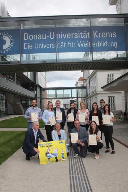 Reihe (gehockt, li nach re), v.l.n.r.: Martin Lammerhuber (K.R.N.), Michaela Hahn (MKM NÖ), Andreas Schöberl (Leiter MS Katzelsdorf), Alexandra Schoppelt (Leiterin MS Pfaffstätten-Alland)
Reihe (li nach re): Michael Rattenschlager (Lehrender MS Hinterbrühl), Genoveva Dos Santos (Lehrende MS Mödling), Wolfgang Weißensteiner (Leiter MS Brunn/Gebirge), Tobias Karall (Lehrender MS Gumpoldskirchen), Daniela Wanzenböck (Lehrende MS Pfaffstätten-Alland), Bettina Schöberl (Lehrende MS Scheiblingkirchen), Andreas Weiss (MKM NÖ), Birgit Löwenpapst (Lehrende MS Scheiblingkirchen) | Foto: MKM