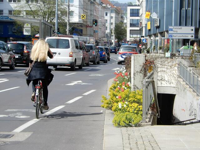 Wie häufig in Linz, endet der Radweg abrupt und die Radfahrer müssen sich in den Autoverkehr einreihen. | Foto: Radlobby Linz