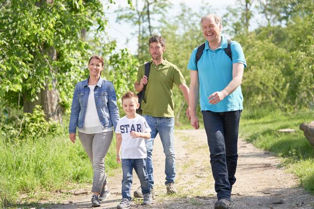 Landesrat Martin Eichtinger unterwegs auf einem der "Tut gut" Wanderwege.  | Foto: Tut gut 