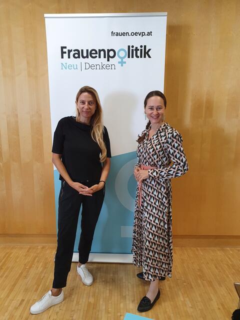 Bundesleiterin Juliane Bogner-Strauß mit Landesleiterin Doris Berger-Grabner
 | Foto: Wir Niederösterreicherinnen-ÖVP Frauen 