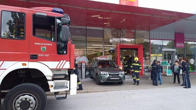 Die FF Liezen Stadt war bei einem Unfall bei einem Einkaufsmarkt im Einsatz.