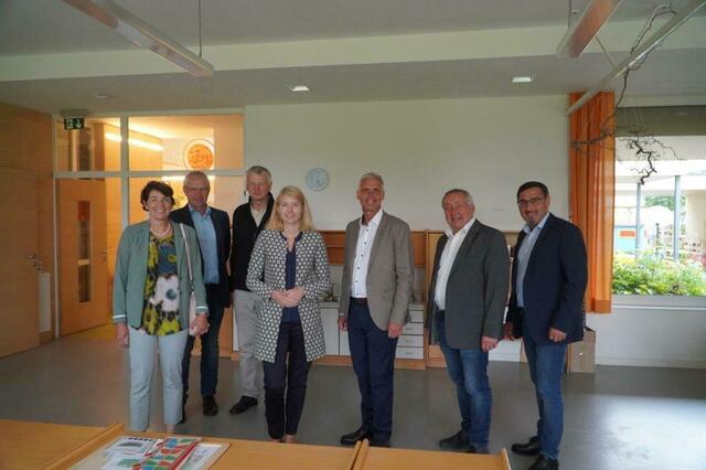 Landeshauptmann Stellvertreterin Christine Haberlander besucht den Kindergarten Altheim:
Bundesrätin Andrea Holzner, LAbg. Ferdinand Tiefnig, Pfarrer Franz Strasser, Christine Haberlander, Vzbgm. Thomas Gut, Bgm. Franz Weinberger, Klaus Mühlbacher (v. l.).