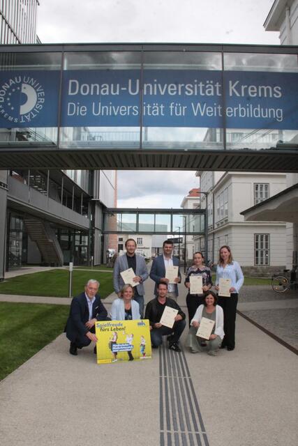 Reihe v. l. nach r (gehockt): Martin Lammerhuber (K.R.N.), Michaela Hahn (MKM NÖ), Erich Kirchner (MS Wilhelmsburg), Tina Schmidt (Leiterin MS Pressbaum)
Reihe v. l. nach r: Matthias Schwetz (Leiter MS Böheimkirchen), Lukas Reckenzain (Leiter MS Wilhelmsburg), Lukas Reckenzain (Leiter MS Wilhelmsburg), Genoveva Dos Santos (Lehrende MS Mödling)
 | Foto: MKM