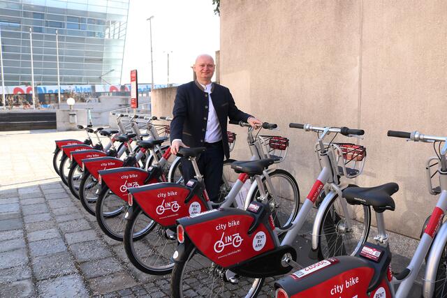 Den neuen, öffentlichen Radverleih findet auch die Radlobby OÖ gut. Der für Verkehr zuständige Vizebürgermeister Markus Hein (FPÖ) sieht sich zu Unrecht kritisiert, zu wenig für den Radverkehr zu tun. | Foto: Stadt Linz