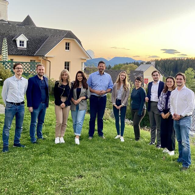 Das Büroteam des EU-Abgeordneten Mandl v.l.n.r.: Kevin Kaiser, Thomas Thaler, Alexandra Schönfuß, Polina Veckova, Europaabgeordneter Lukas Mandl, Caroline Parsché, Agnes Koreska, Florian Söllner, Dalia Hamid, Günther Bitschnau bei einer Teamklausur in St. Kathrein/O.