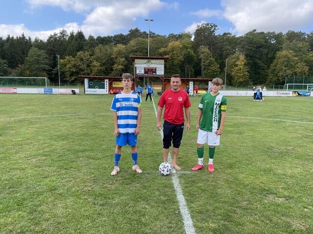 Ankick: Die Kapitäne Joshua Herczeg (Punitz, rechts) und Lars Postmann (Oberwart) mit dem von Heidi Halper (Gaaser Dorfstube) gespendeten Matchball. | Foto: Daniela Hummel