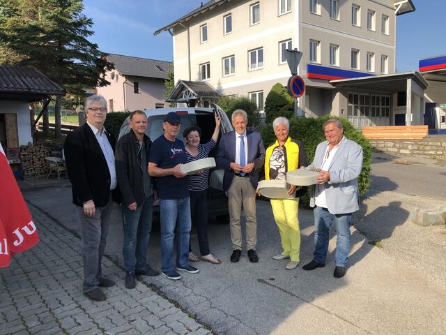 Koordinator Anton Reithofer, Dietmar Gneist, Zusteller Franz Weninger, Traude Michäler, Hermann Hauer,  Gertraude Lukas und Johann Postl. | Foto: privat