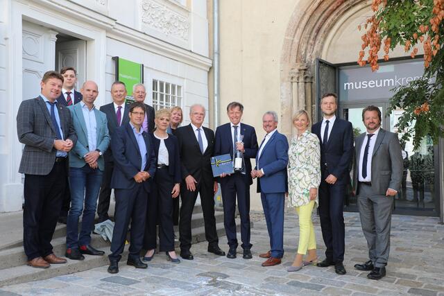 Mit Wein aus Krems und viel Kultur empfingen LT-Präsident Mag. Karl Wilfing, Bürgermeister Dr. Reinhard Resch, Magistratsdirektor Mag. Karl Hallbauer und Kulturamtsleiter Gregor Kremser die Delegation aus Sachsen. | Foto: Stadt Krems