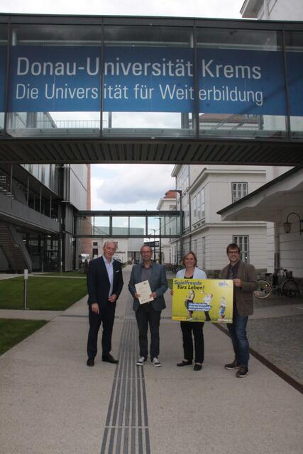 Martin Lammerhuber (K.R.N.), Andreas Schöberl (Leiter MS Katzelsdorf), Michaela Hahn (MKM NÖ), Andreas Weiss (MKM NÖ) | Foto: MKM