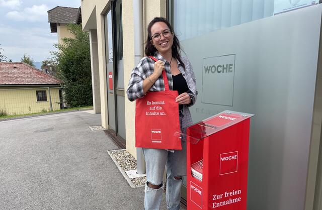 Die WOCHE gibt's auch direkt vor unserer Redaktionstür beim Vorbeigehen zu holen. | Foto: WOCHE