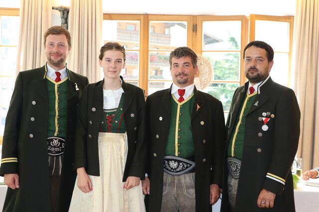 Zwei Neuzugänge: Kapellmeister Benedikt Grutsch (li.) und Obmann Stephan Wohlfarter (re.) mit Sophie Petter und Patric Plangger. | Foto: Siegele