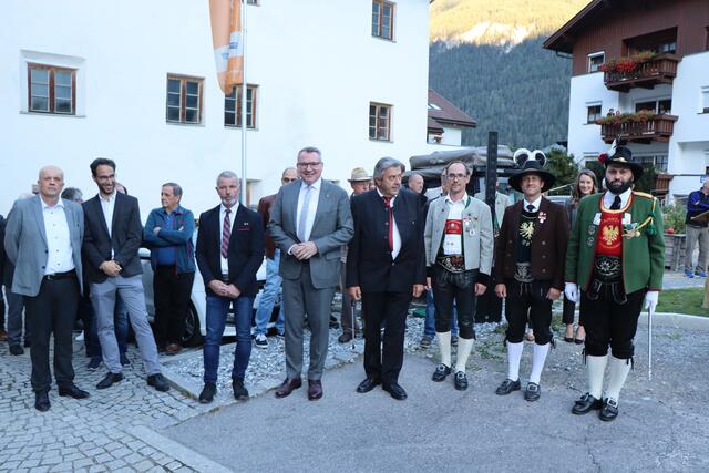 Vizebgm. Karl Ploner, Bgm. Helmut Spöttl (beide Nauders), Bgm. Alois Jäger (Pfunds), LR Johannes Tratter, Ngm. Rupert Schuchter, Vizebgm. Peter Wille, Alexander Schatz (Obmann Landestrachtenverband) und Christoph Pinzger (Viertelkommandant Oberland) (v.l.). | Foto: Othmar Kolp