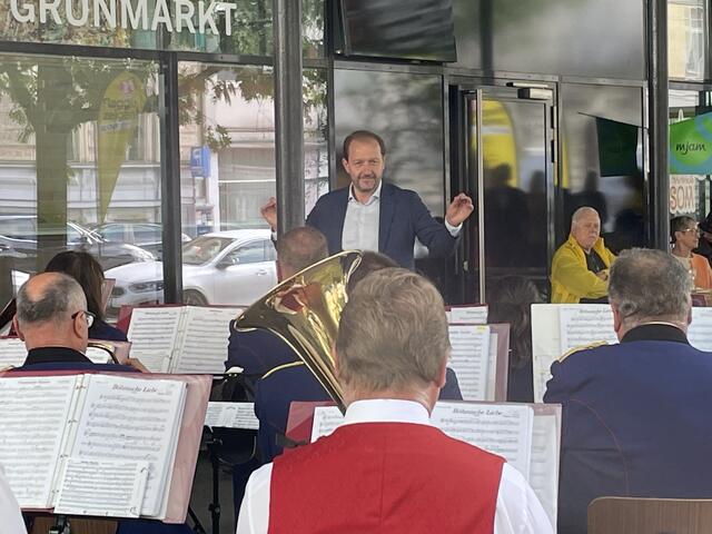 Nach seiner Rede greift Baier zum Taktstock. | Foto: BRS/Diabl