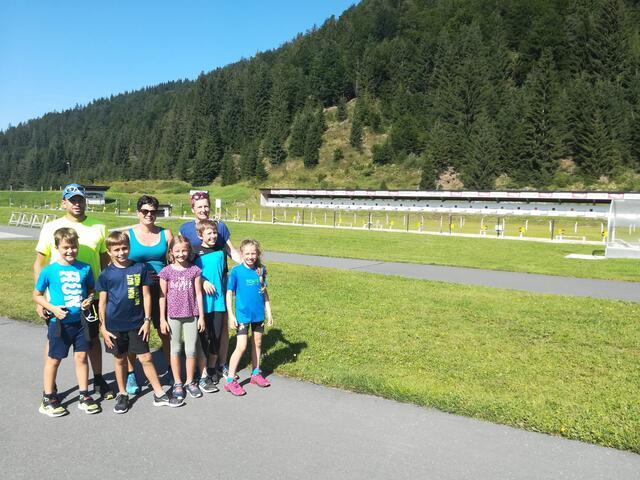 Die Langlauf-Kids mit ihren BegleiterInnen in Hochfilzen. | Foto: privat