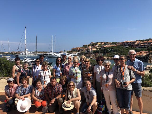 Die Reisegruppe in Porto Cervo mit Rebecca (rechts außen), der quirligen, sardisch-korsischen Reiseleiterin mit Schwabendialekt | Foto: Kneippverein St. Andrä