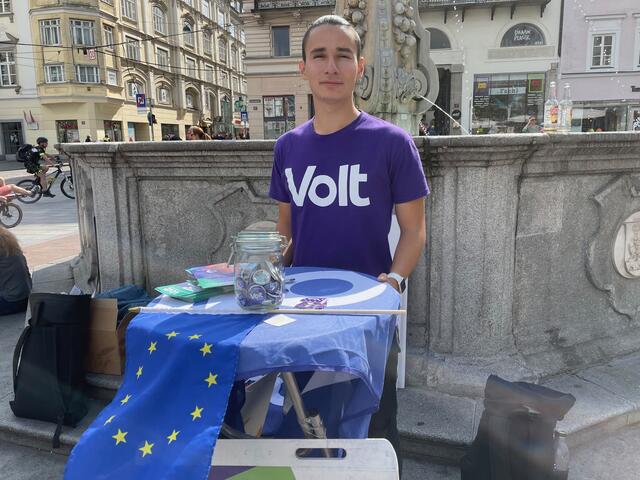 Infostand mit EU-Fahne: Volt tritt für die Vereinigten Staaten von Europa ein. | Foto: BRS/Diabl
