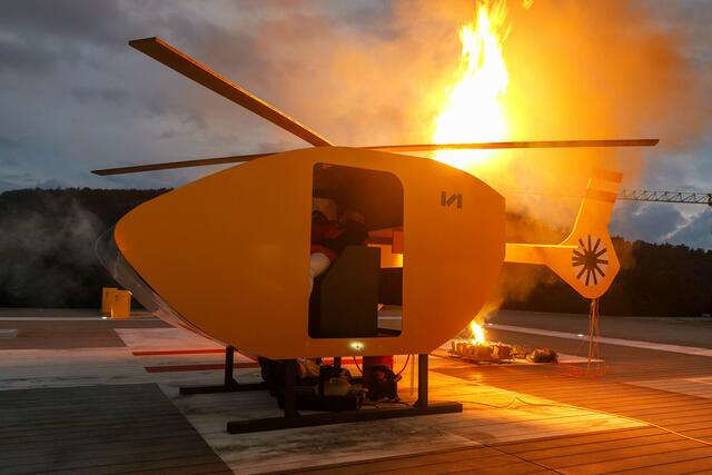 Spektakuläre Einsatzübung mit brennendem Helikopter | Foto: Bernd Hofmeister