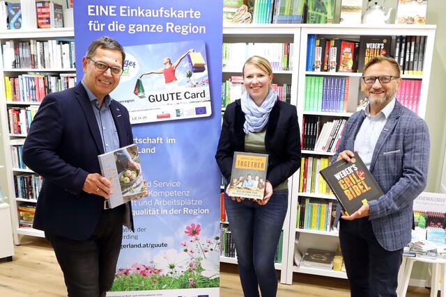 Hans Moser (links), Leiter der WKO Eferding und WKO Grieskirchen, und Christian Prechtl, Obmann des GUUTE Verein Eferdinger Land, mit Gastgeberin Melanie Hofinger von "Harrer by Melanie Hofinger". | Foto: Andreas Maringer