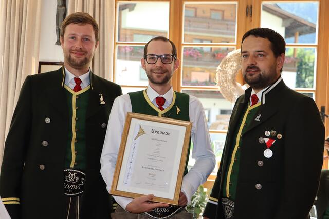 Matthias Reheis (mi.) absolvierte 2021 das goldene Leistungsabzeichen, im Bild mit Kapellmeister Benedikt Grutsch (li.) und Obmann Stephan Wohlfarter (re.). | Foto: Siegele