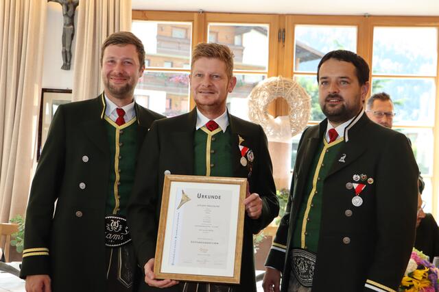 Johann Neurater (mi.) absolvierte 2020 das goldene Leistungsabzeichen, im Bild mit Kapellmeister Benedikt Grutsch (li.) und Obmann Stephan Wohlfarter (re.). | Foto: Siegele