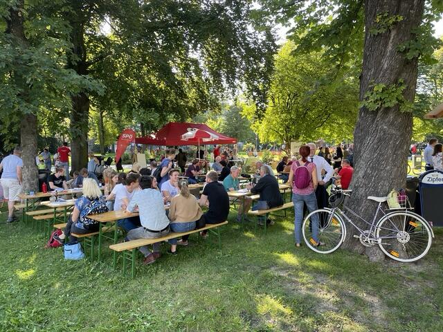 Beim SPÖ-Fest trinkt man Wein statt Bier. | Foto: BRS/Diabl