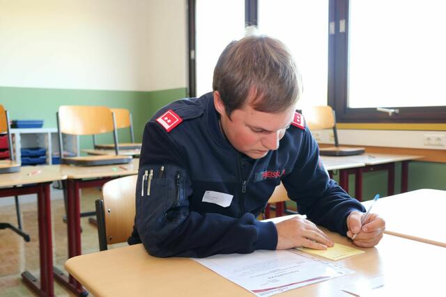 Neben dem Durchführen eines Funkgespräches gehörten auch Fragen zum Funkwesen sowie das Absetzen eines Übermittlungsfunkspruches zu den Aufgaben der 58 Teilnehmer des Bereichsfunkleistungsbewerbs in Stallhofen.  | Foto: ABI d.V. Artur Holawat