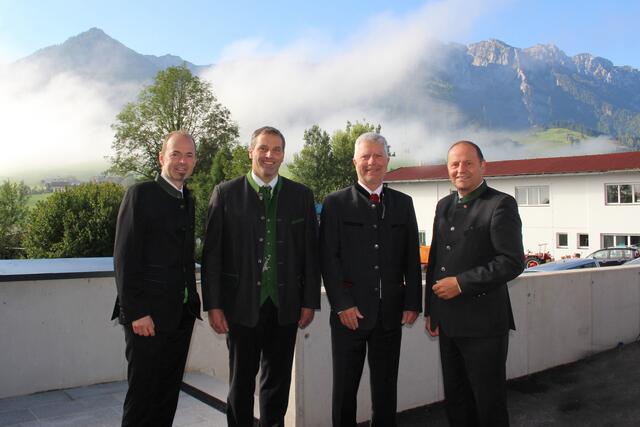 Landwirtschaftskammerpräsident Josef Hechenberger, Obmann Thomas Loferer, Bürgermeister Dieter Wittlinger und LH-Stv. Josef Geisler (v.l.) bei der offiziellen Eröffnung des neuen Produktionsstandortes. | Foto: Biokäserei Walchsee