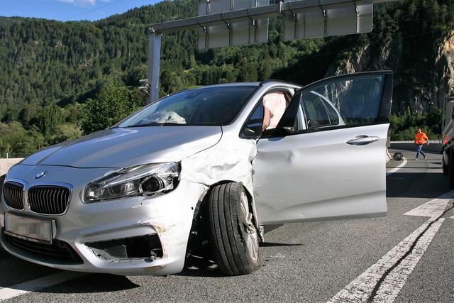 Ein 80-jähriger Pkw-Lenker erlitt bei dem Verkehrsunfall Verletzungen unbestimmten Grades. | Foto: ZOOM.TIROL