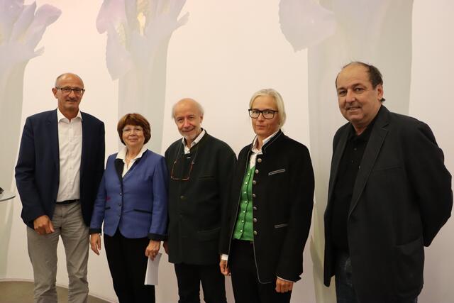 Abschluss der Vortragsreihe "Akademie Alpin.arium": LR Anton Mattle, Brigitte Mazohl, Georg Brasseur, Andrea Fischer und Helmut Pöll (v.li.). | Foto: Siegele